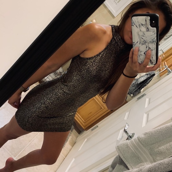 Dresses & Skirts - Sparkly body con mini dress